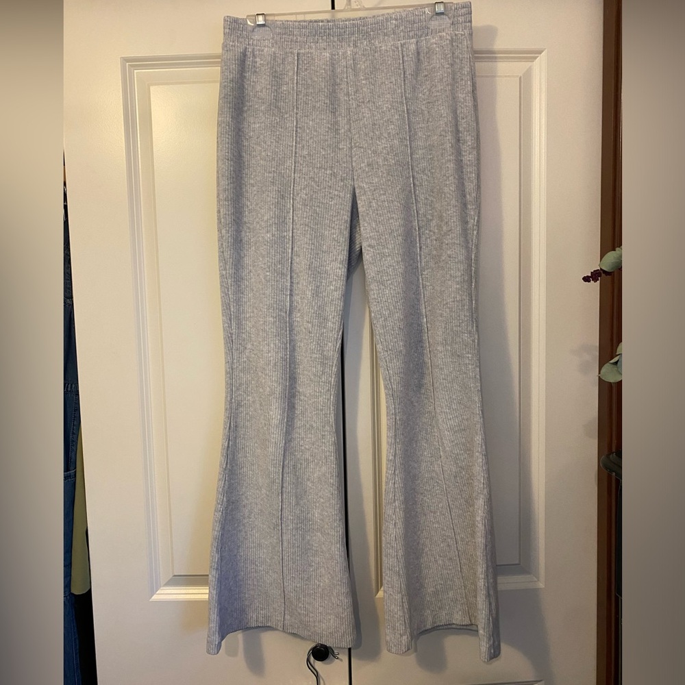 Aerie Groove On Ribbed Velour Flared Sweat Pants. Heather Gray. Size Medium. - Picture 4 of 11